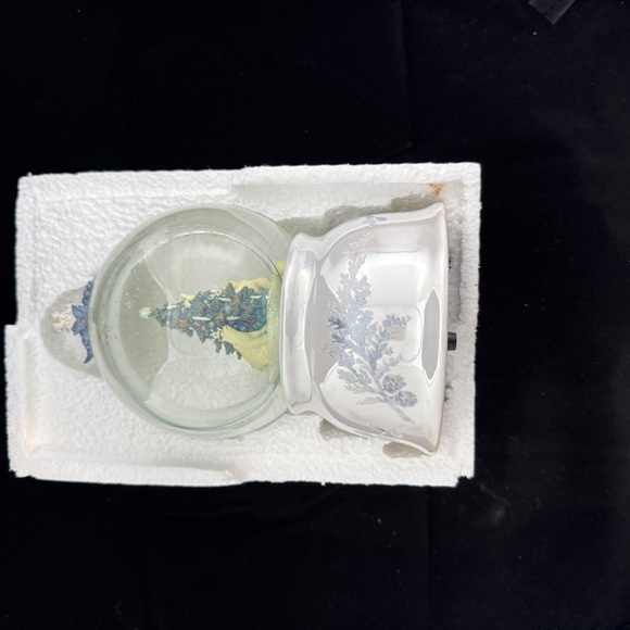 Pfaltzgraff 2nd in Series Winter Frost Snow Globe - Picture 3 of 6